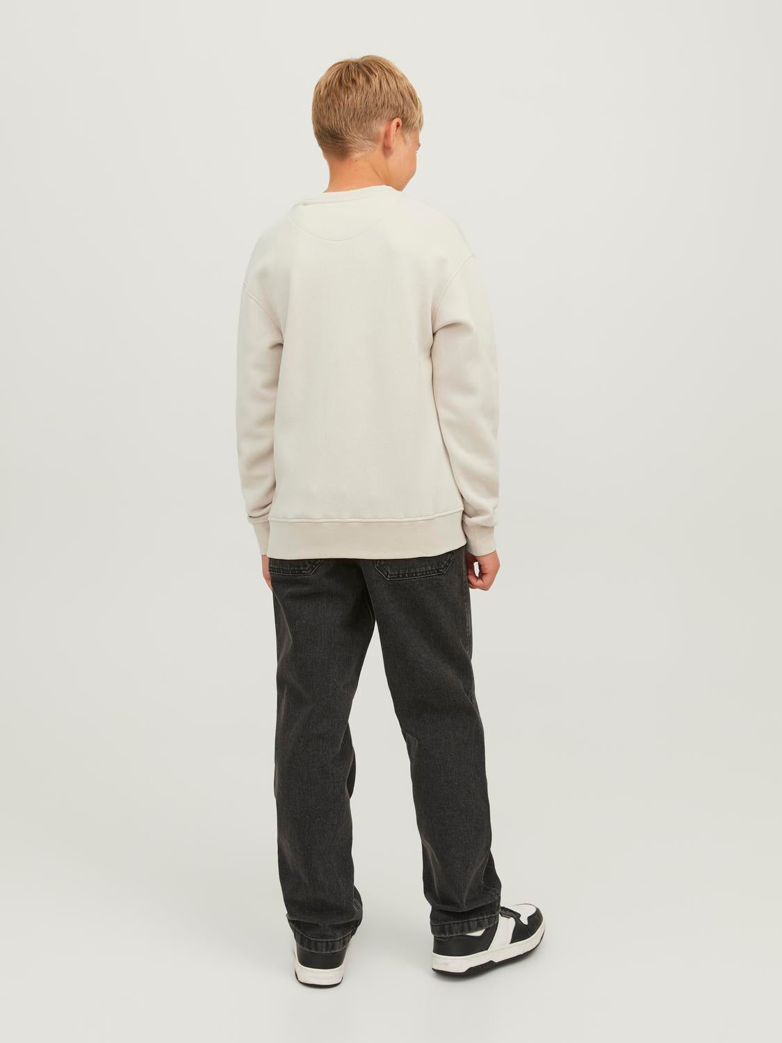model_shot-back
